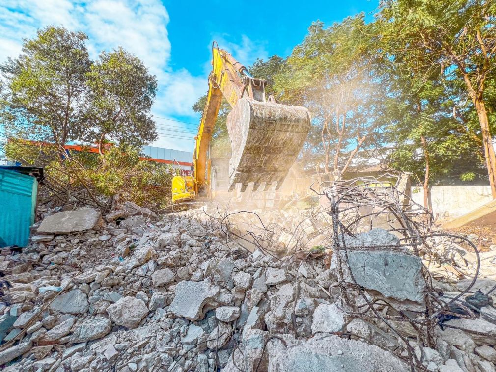 Alcaldía demuele vieja estructura del Cuerpo de Bomberos Civiles de Neiba.