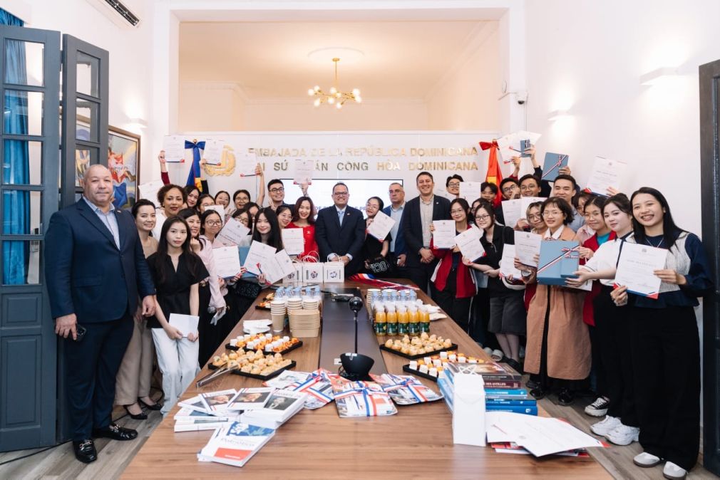 Embajada dominicana en Vietnam entrega galardones del Primer Concurso Académico sobre las Hermanas Mirabal.