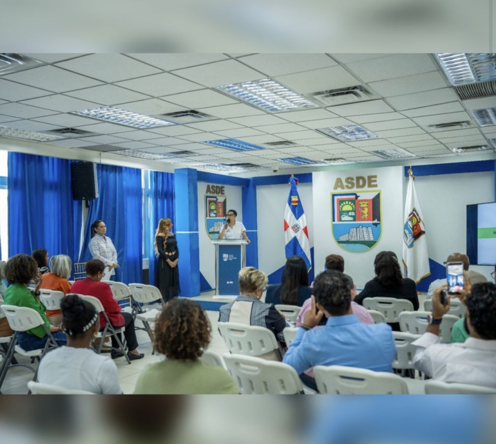 La jornada fue desarrollada en el salón de eventos del Palacio Municipal Dr. José Francisco Peña Gómez, y reunió a técnicos, líderes comunitarios y representantes de distintas instituciones vinculadas al sector.