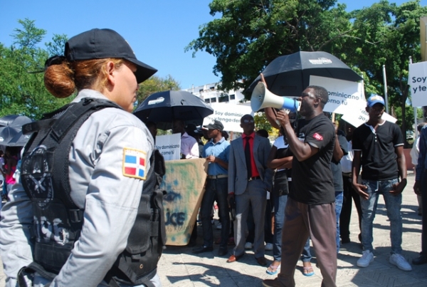 Los jóvenes que realizaron su protesta pácifica frente al Palacio Nacional, fueron vigilados estrachamente por miembros de la Policía Nacional