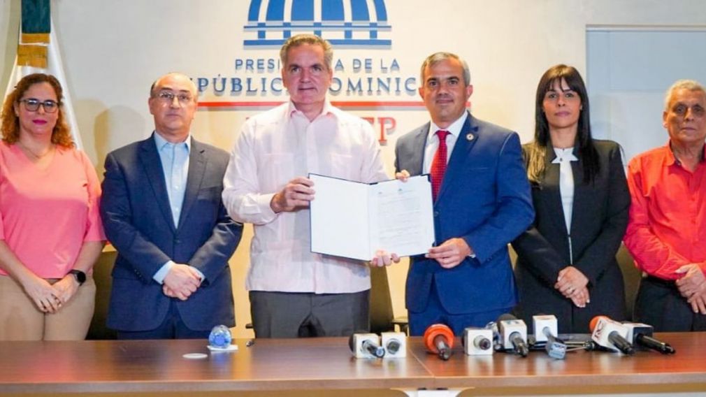 El acuerdo fue firmado entre los directores de Propeep, José Leonel Cabrera (Neney), el director del Inespre, Iván Hernández Guzmán y los representantes de los supermercados. 