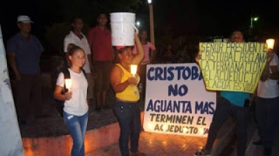Moradores de Cristóbal encienden velas en protesta por falta de agua: 