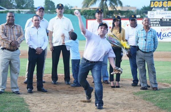 Granjeros triunfan en inicio del torneo de béisbol verano