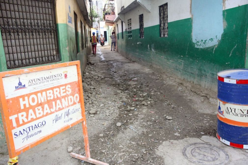 El alcalde Abel Martínez dispuso la demolición de una vieja estructura para dar paso a la construcción de un vaciado en hormigón en el peatón 8 de esa barriada.