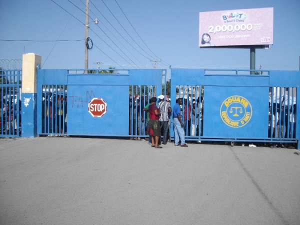 Así, cerrada, está la `puerta de entrada al puente por el lado de Wamament, Haití. 