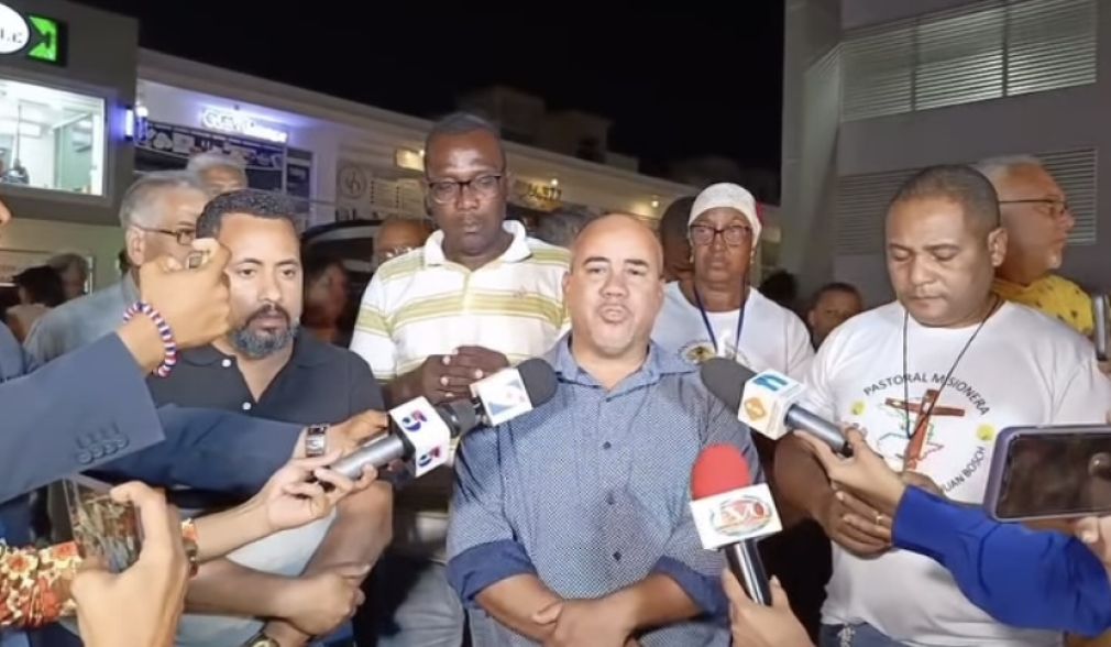 Imagen: captura de video alfredodelacruztv. / Aseguran que la tragedia fue un asesinato premeditado tras la defensa de una adolescente, generando indignación a su pariente.