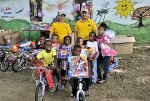 Parte de los niños que recibieron juguetes por el Día de los Santos Reyes en Fudonide.