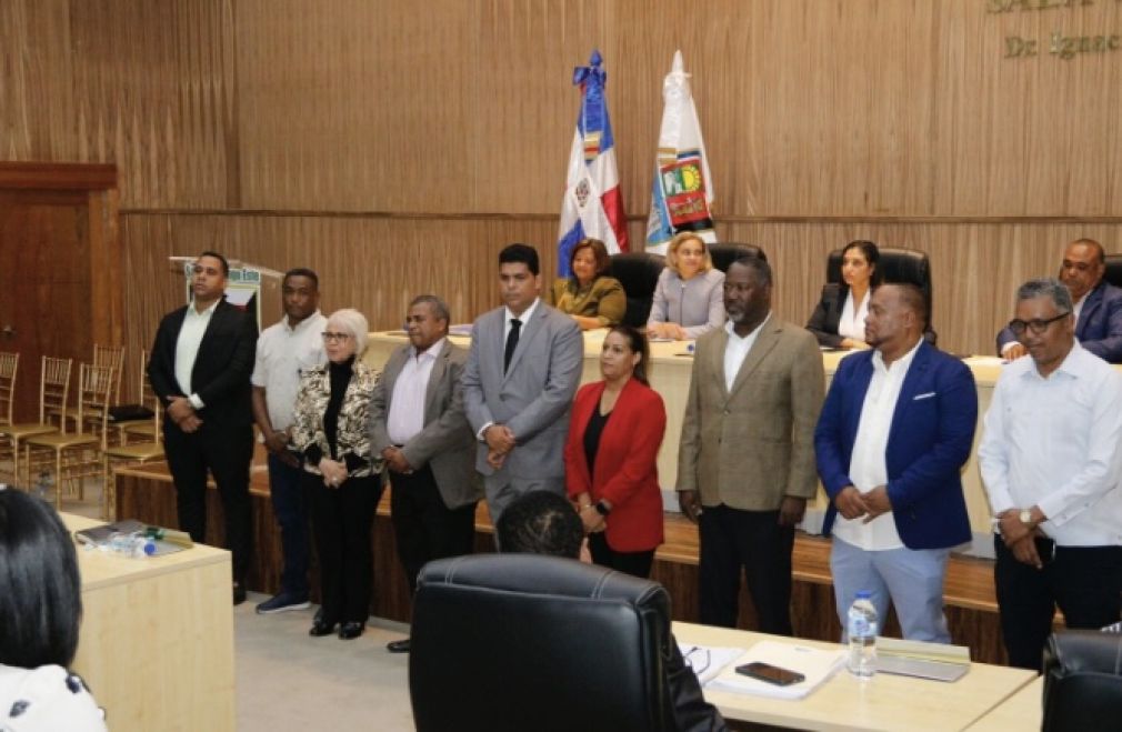 El alcalde Dío Astacio y el Concejo de Regidores juramentaron los nuevos directores del ASDE.