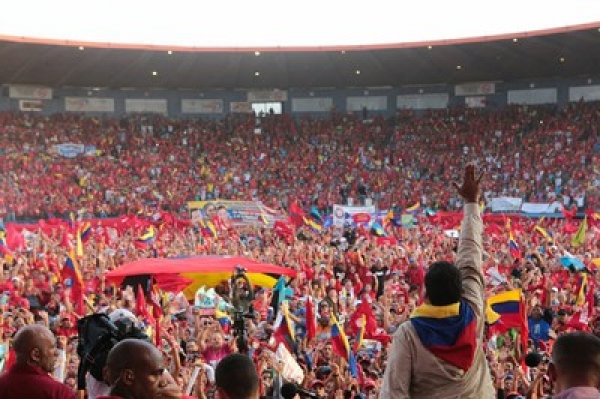 Una multitud acompañó a Nicolás Maduro. El pueblo que incansablemente no deja de recordar que "Chávez vive la lucha sigue".