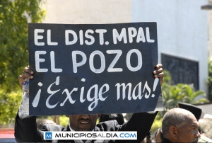 Una pancarta llama a atender la demanda de los directores de distritos municipales para que le sean asiganados más recursos en el presupuesto de 2014.