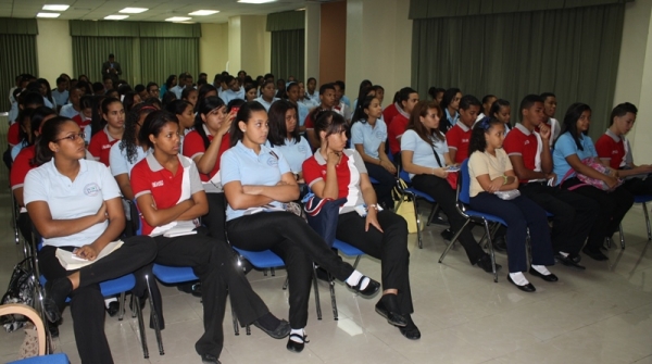 Los estudiantes del Centro Educativo Invi Ronda, en Santo Domingo Este, recorrieron el Senado de la República, donde aprendieron de primera mano, el funcionamiento de la insitutución 