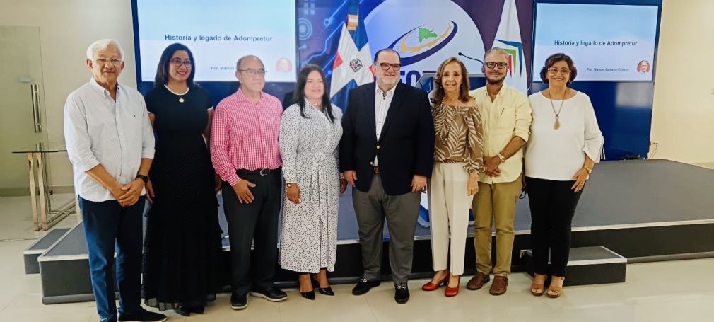Sarah Hernández, presidenta de Adompretur junto a Eduardo Valcárcel y los pasados presidentes Osvaldo Soriano, Yenny Polanco Lovera, Manuel Quiterio Cedeño, Elsa Peña Nadal, Luis José Chávez y Dania Goris.