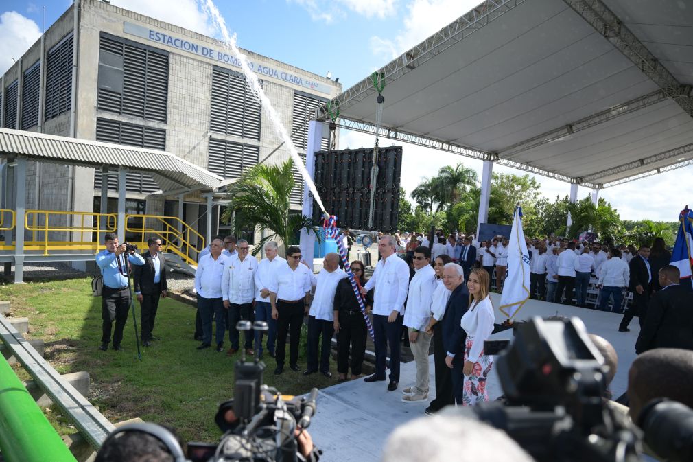 Felipe Suberví dijo además que más de 70 comunidades recibieron agua por tubería por primera vez en el gran Santo Domingo.