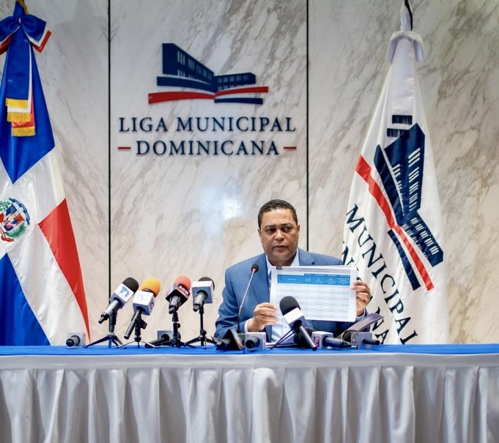 El presidente de la LMD, Víctor D' Aza, anunció que los 4 mil millones para aceras y contenes serán entregados directamente a los ayuntamientos.