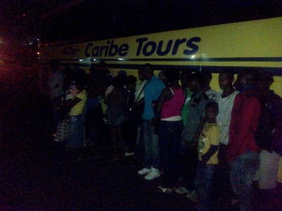 CESFRONT y el G2 apresan autobus de Caribe Tours cargada de 36 Haitiano ilegales