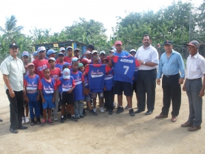 Ayuntamiento de Moca entrega uniformes a liga deportiva