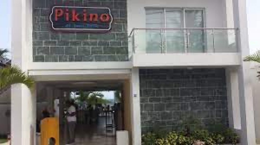 El Restaurante Pikino, ubicado a unos escasos 300 metros del Destacamento de la Policía Nacional en la zona y a 250 metros de la Casa Presidencial de veraneo.