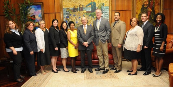 El fiscal general del Estado Dominicano, Francisco Domínguez Brito, al centro, recibió en su despacho a los jueces estadounidenses de origen dominicano