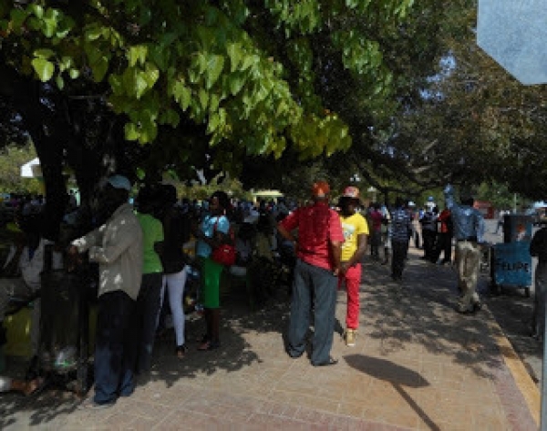 Haitianos abarrotan parque de Pedernales en espera de documentos:  