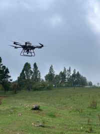 Dron agrícola utilizado para dispersar semillas en zona Los Arroyos.