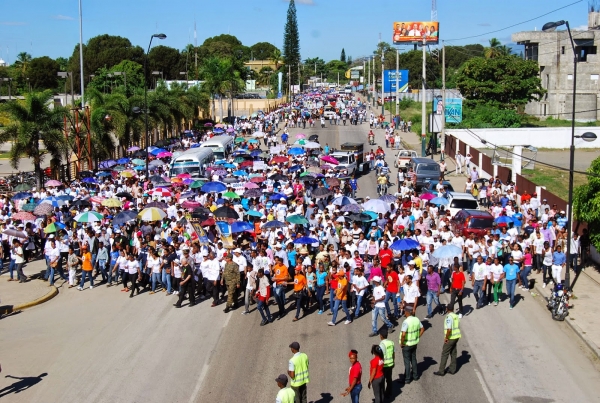 Cientos de personas participan en la caminata "Un paso por mi familia" en San Juan