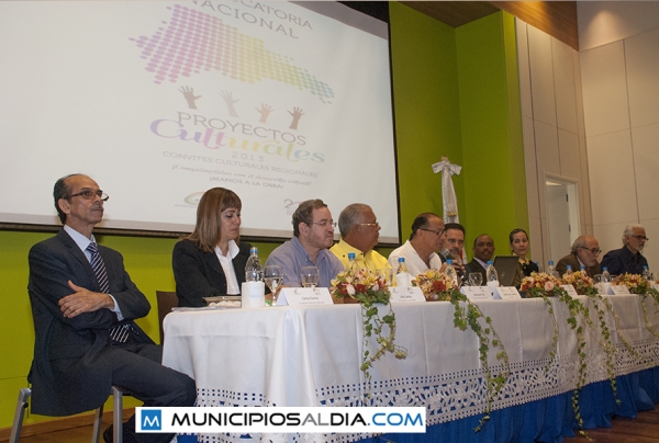 Mesa directiva de los trabajos de la tercera sesión de Proyectos Culturales en Baní.