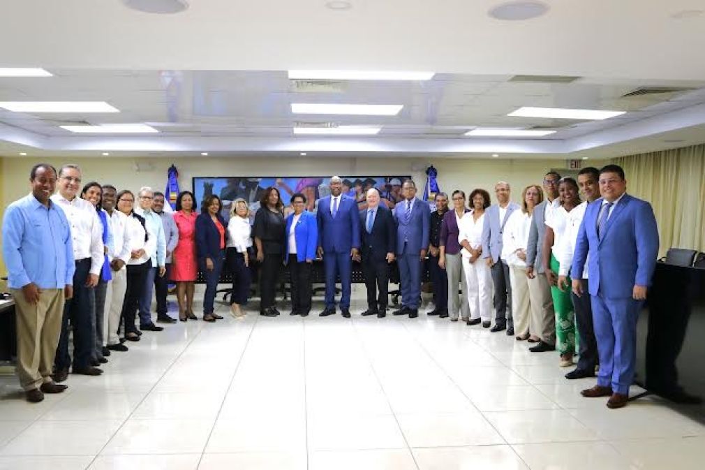 El rector de la UASD, maestro Editrudis Beltrán y la decana FCE, doctora Juana Encarnación,  con los representantes del MINERD y directores de diferentes liceos experimentales.