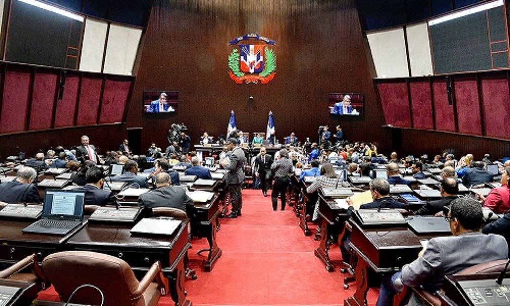 El presidente de la Cámara de Diputados, Alfredo Pacheco, al someter esas propuestas y procedimientos legislativos, recalcó que el proyecto de ley había sido “ampliamente estudiado y debatido”.