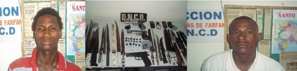René García Reyes y Berto Encarnación, junto a las armas ocupadas en Las Matas de Farfán.