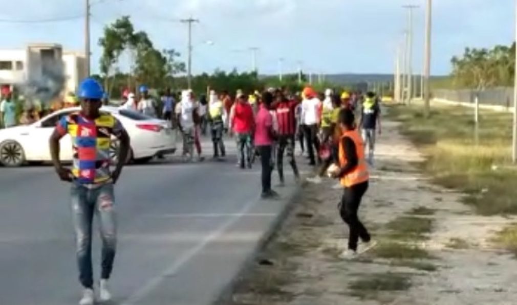 Explicaron que los agentes migratorios realizaban un operativo rutinario en esa demarcación, cuando los ocupantes del vehículo se resistieron a detener la marcha con los extranjeros abordo. 