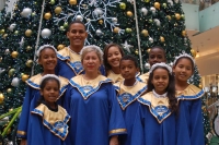 Marianela Sánchez junto a los niños y niñas del coro Angeles Cantores.