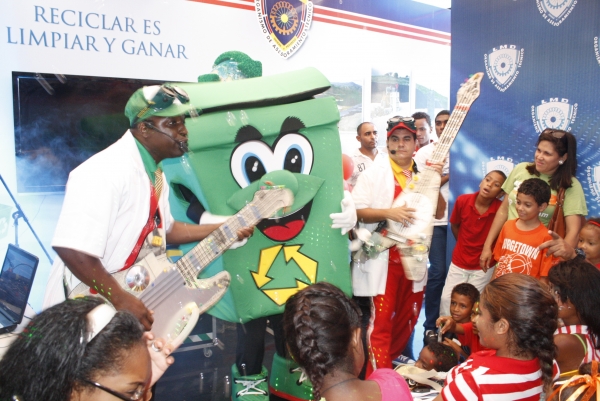 Stand de Liga Municipal recibe cientos de niños y adultos en primer día