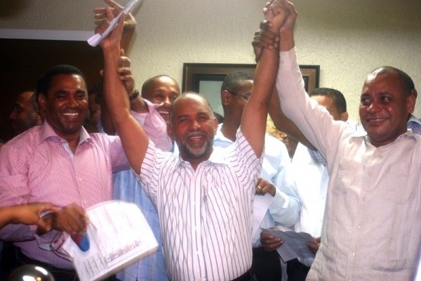 Eduardo Hidalgo celebrando su triunfo en la ADP. 