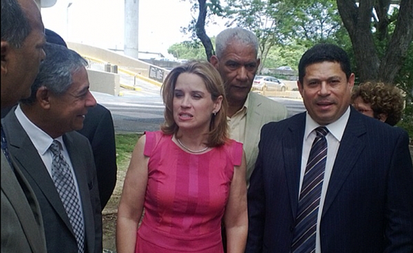 Carmen Yulín Cruz, alcaldesa de San Juan, Puerto Rico, conversa con Roberto Salcedo, alcalde del Distrito Nacional y una comitiva de República Dominicana.