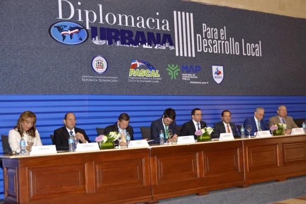 Juan de los Santos y Andrés Navarro, al centro, acompañados de invitados especiales en el acto de apertura del diplomado.: 