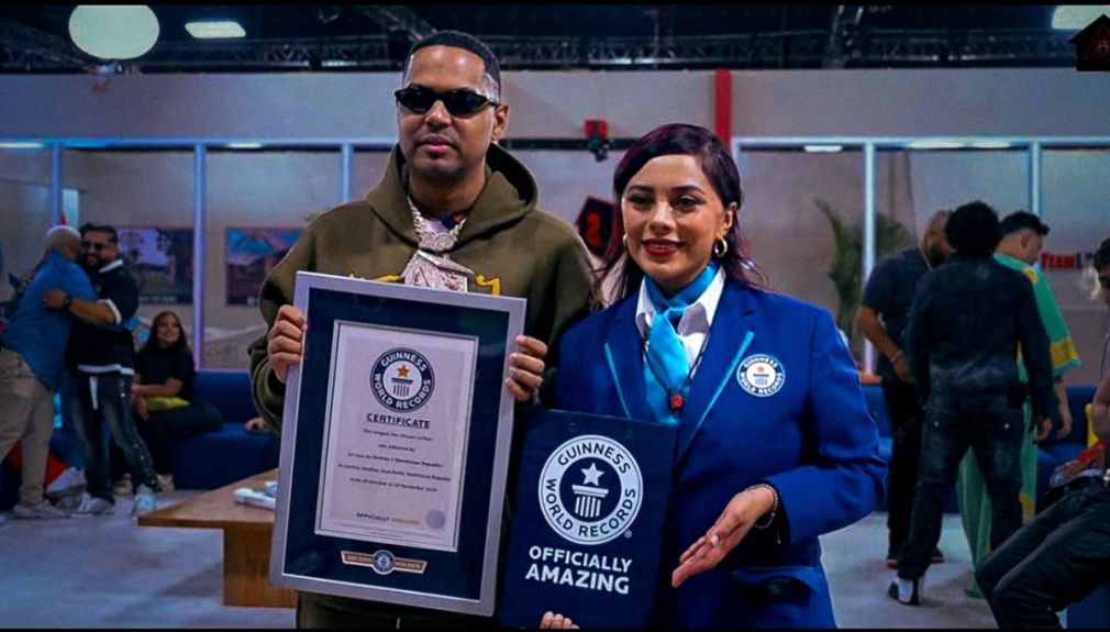 Santiago Matías (Alofoke) mientras recibe el premio Guinness.