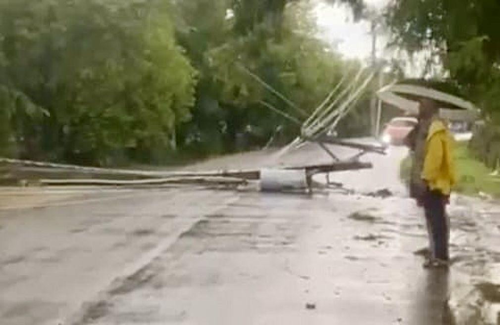 Fuertes vientos afectan viviendas, tendido eléctrico, arboles y letreros en Dajabón.