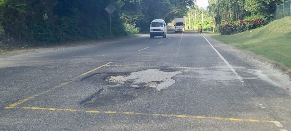 Los trabajos de reconstrucción de la carretera Nagua-Rio San Juan son ejecutados por el gobierno a través del Ministerio de Obras Públicas.