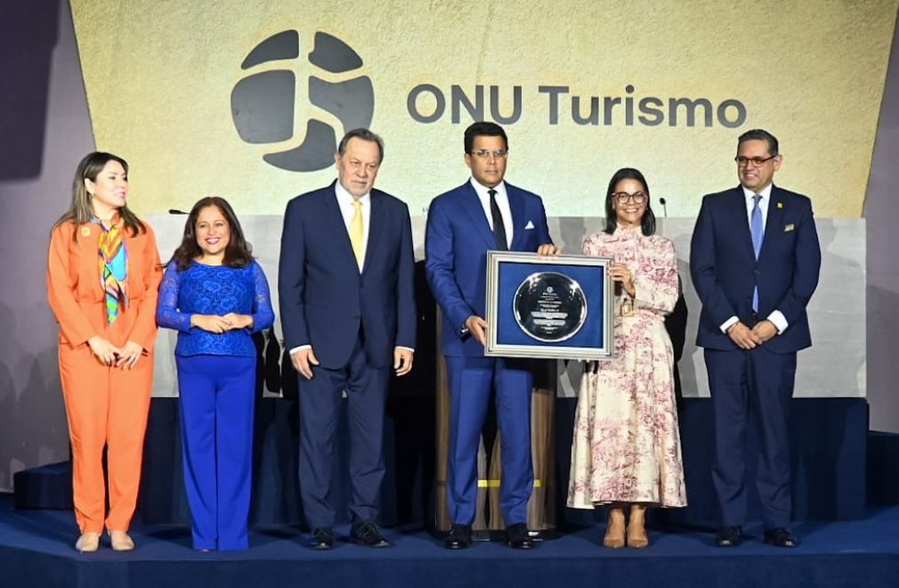 La entrega del reconocimiento fue realizada por la secretaria ejecutiva de ONU Turismo, Natalia Bayona, quien valoró la gestión de David Collado al frente del ministerio de Turismo de República Dominicana. 