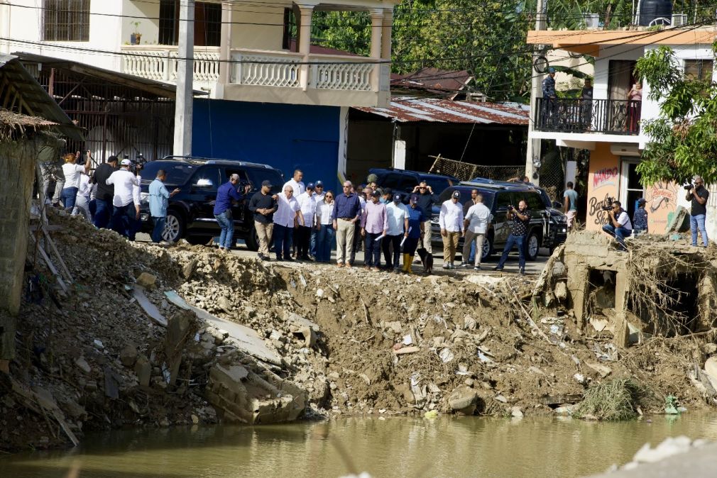 Tras realizar recorrido, el mandatario instruyó indemnizaciones para familias y comerciantes y dispuso obras estructurales para prevenir nuevas tragedias.