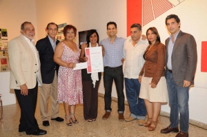 Ganadores del gran premio de la bienal de arquitectura junto a parte del equipo organizador.