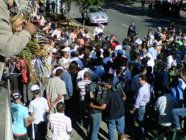 Aglomeramiento fuera de la Casa Nacional del PRD el día que fue convocado el Comite Ejecutivo Nacional.