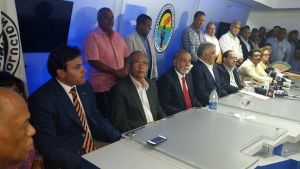 Fausto Ruiz acompañado del presidente del Partido Revolucionario Dominicano, Miguel Vargas. También lo acompañan Junior Santos, Hugo Núñez, Chio Canaan entre otros.