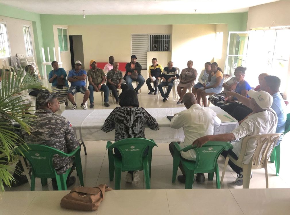 En la reunión participaron representantes de la policía nacional, juntas de vecinos, personal del ayuntamiento, del consejo de de desarrollo municipal, entre otros.