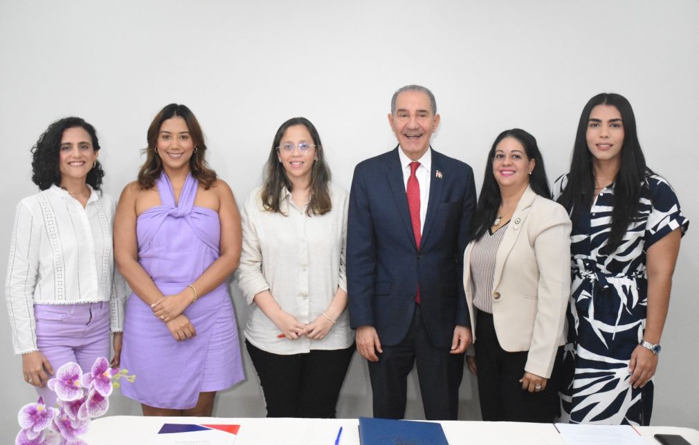 El titular del Mescyt, Franklin García Fermín, junto a la delegación de la Alcaldía de Barranquilla.