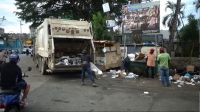 En el casco urbano de Boca, ubicado en el casco turístico de Boca Chica, fueron integrados unos 300 hombres y mujeres a la limpieza en general de ese lugar.
