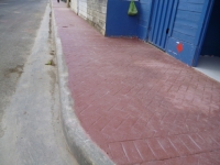 Alcaldía de Guananico construye aceras y contenes