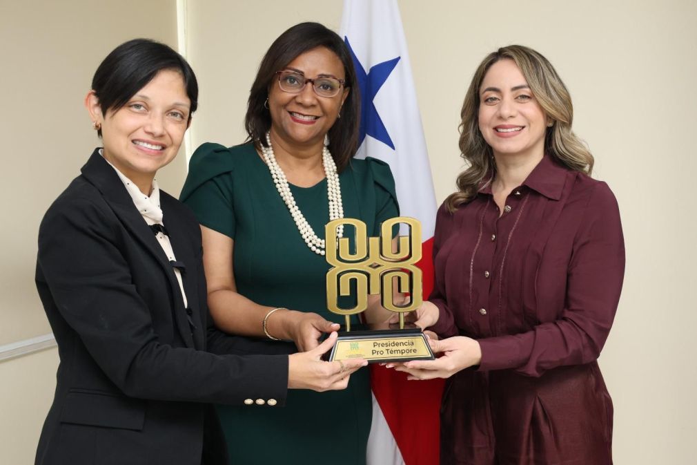 Foto principal. Gloria Reyes, ministra de la Mujer de RD; Niurka Palacios, Ministra de la Mujer de Panamá y Laura Michelle Godoy, Secretaria Técnica del COMMCA.