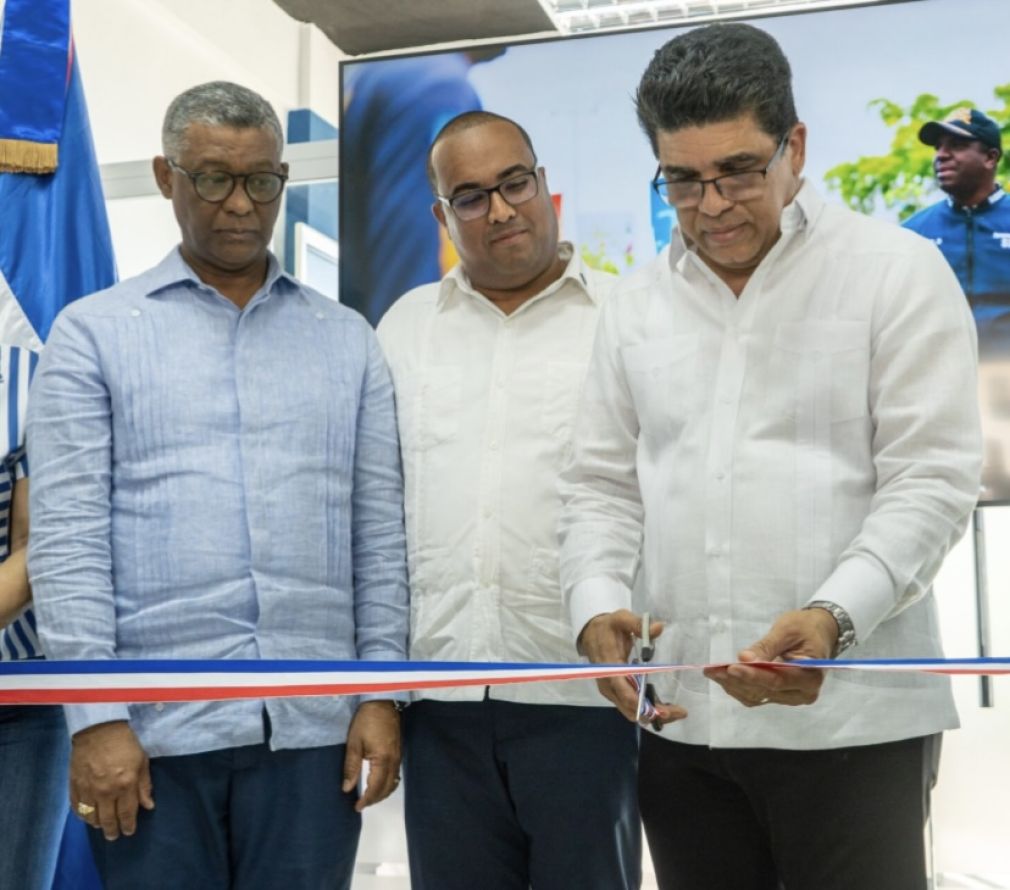 Dío Astacio inauguró la mini alcaldía en Ciudad Juan Bosch para acercar servicios y promover el desarrollo comunitario.