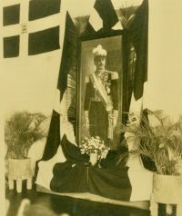 Trujillo-Altar de idolatría a «El Jefe», presidiendo el Salón de Recepción del Palacio de la Gobernación de Santiago. ©️ Luis Luque, 1944.